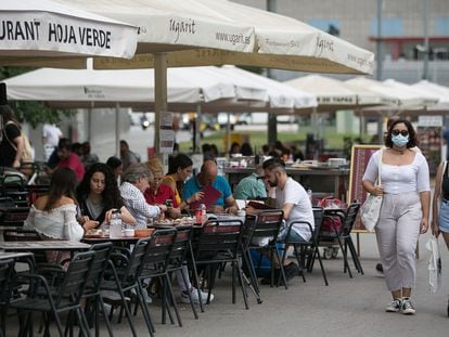 Clientes en una terraza del barrio de Sants, en Barcelona.