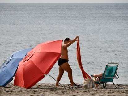 Unos bañitas en la playa del Zapillo en Almería, el pasado miércoles.