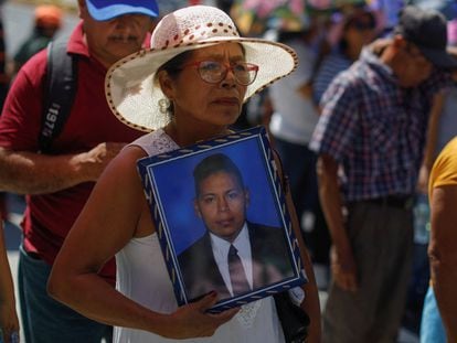 Activistas y familias participan en una protesta para exigir la liberación de detenidos durante el estado de emergencia en San Salvador, el 16 de agosto.