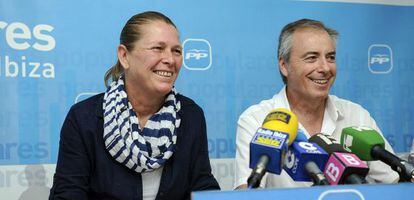 Virginia Mar&iacute; (izquierda) junto a Vicent Serra, en julio pasado.