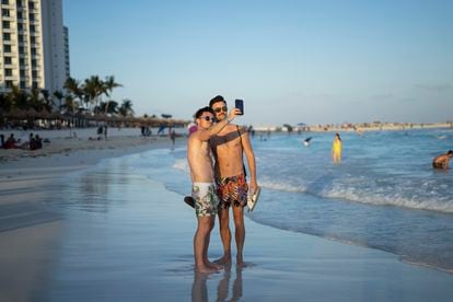 Una pareja de turistas se toma una fotografía en la playa de Cancún (Quintana Roo, México), el pasado 1 de abril.
