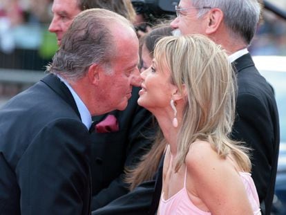 Juan Carlos I y Corinna Larsen se saludan en Barcelona, en 2006.