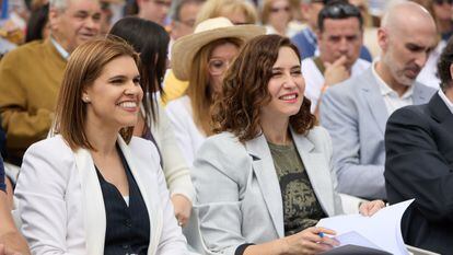 La presidenta de la Comunidad de Madrid, Isabel Díaz Ayuso (dcha) y la candidata del PP a la Alcaldía de Alcalá de Henares, Judith Piquet en un acto de campaña el 20 de mayo.