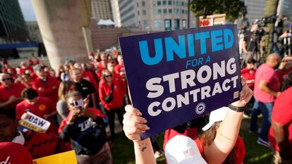 Miembros del sindicato United Auto Workers protestan en Detroit.