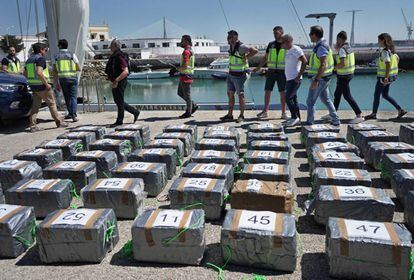 La policía incauta 1,5 toneladas de cocaína en un velero (Cádiz).