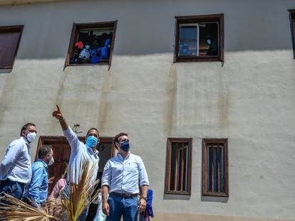 El líder del PP, Pablo Casado, este jueves en el centro de acogida temporal de inmigrantes en Frontera (El Hierro).