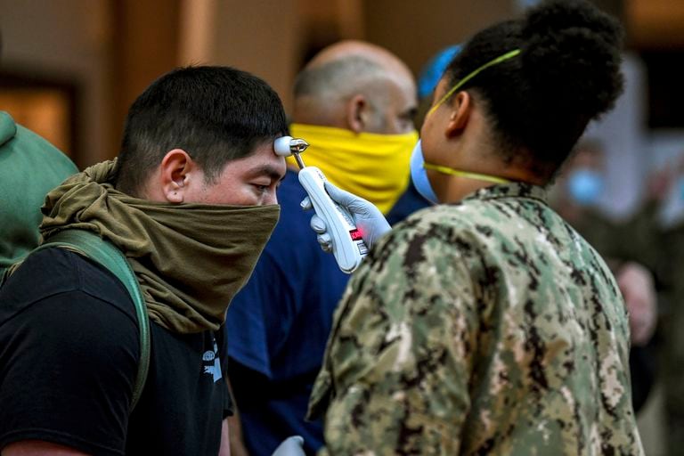 Control médico a bordo del buque nuclear 'Theodore Roosevelt' el pasado 7 de abril en la isla de Guam.