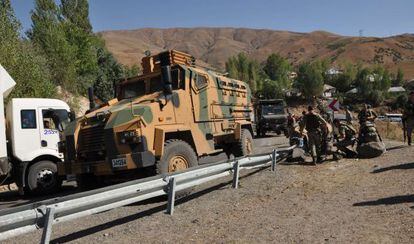 Fuerzas de seguridad turcas inspeccionan el lugar del atentado en Bingol, al sur del pa&iacute;s. 
