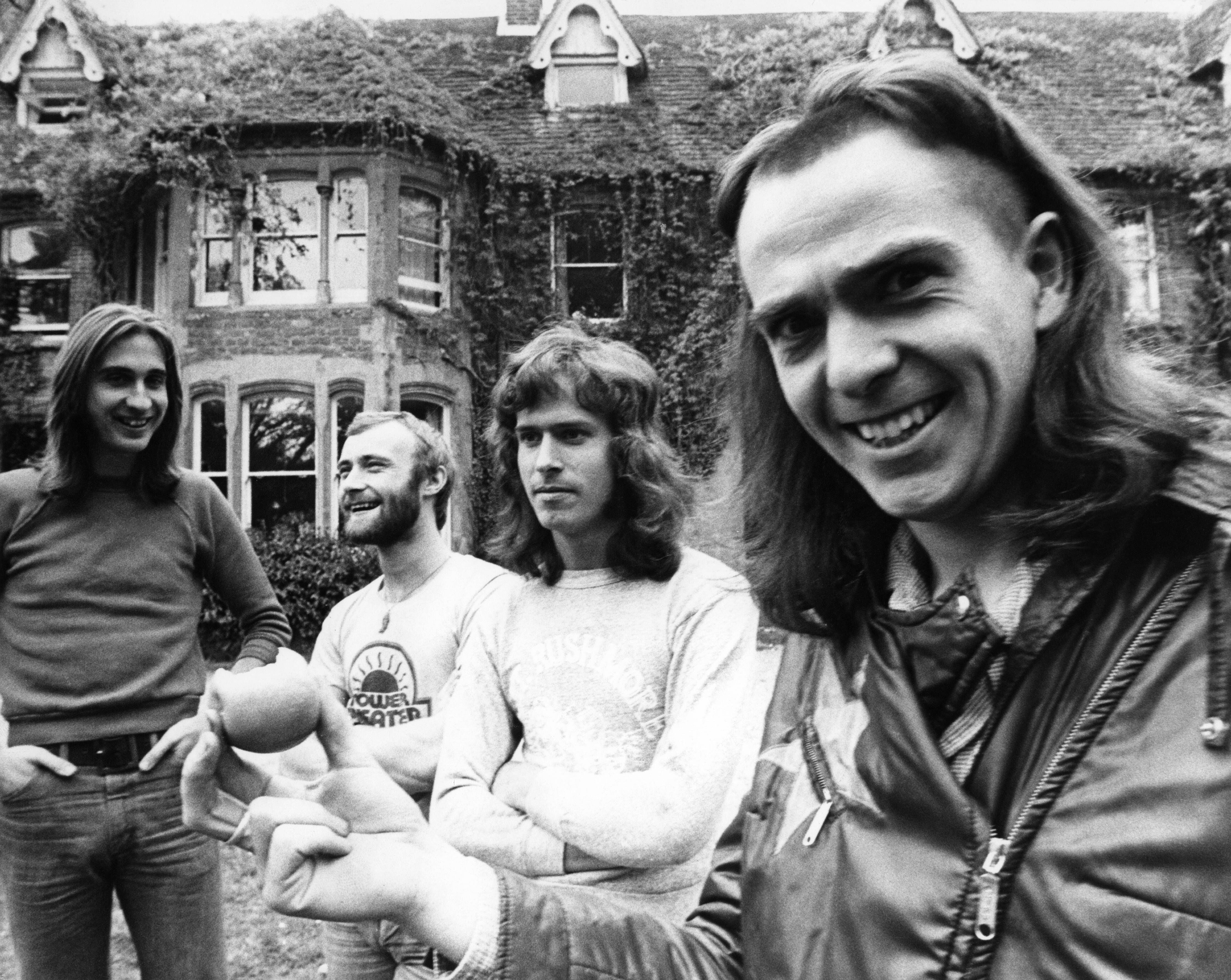 Genesis en 1974 en Headley Grange, donde ensayaron las canciones de 'The Lamb Lies Down on Broadway'. De izquierda a derecha, Mike Rutherford, Phil Collins, Tony Banks y Peter Gabriel, con una fruta en la mano. 