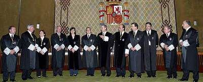 Los magistrados del Tribunal Constitucional, en la toma de posesión de nuevos miembros celebrada en junio de 2004.