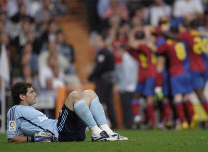 Casillas se lamenta en el césped del Bernabéu mientras los jugadores del Barça, al fondo, celebran su sexto gol.