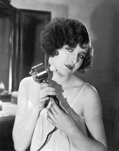 La actriz Colleen Moore enseña cómo se usa un vibrador Star-Rite, en Hollywood, a finales de los años veinte.