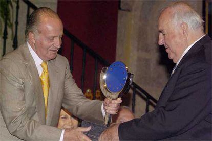El rey Juan Carlos entrega a Helmut Kohl el Premio Europeo Carlos V en el monasterio de Yuste.