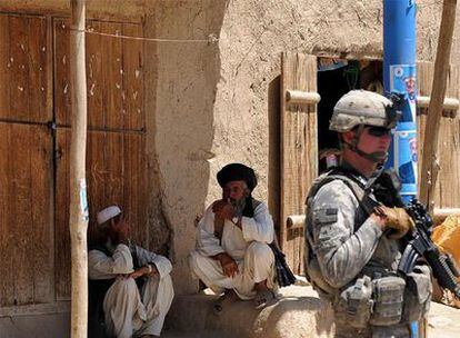 Un soldado estadounidense patrulla en el distrito de Baraki Barak en la provincia de Logar, cerca de Kabul.