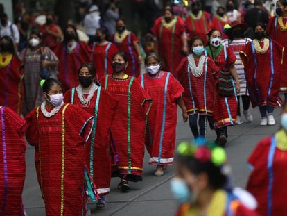 Mujeres indígenas mexicanas marchan durante una manifestación para reclamar visibilidad.