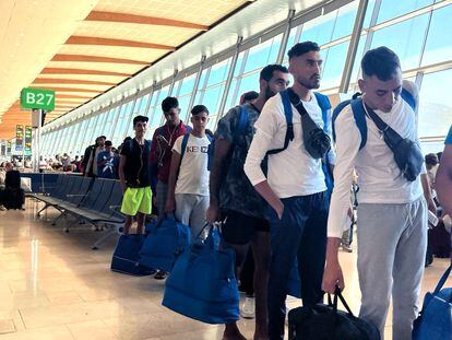 Migrantes llegados a Canarias, mientras son trasladados en un avión de AirEuropa a Madrid.