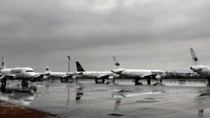 Aviones de Spanair en el aeropuerto del Prat tras el cese de la compa&ntilde;&iacute;a
