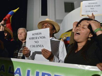 Un grupo de manifestantes frente a la embajada brit&aacute;nica en Quito el mi&eacute;rcoles por la noche.