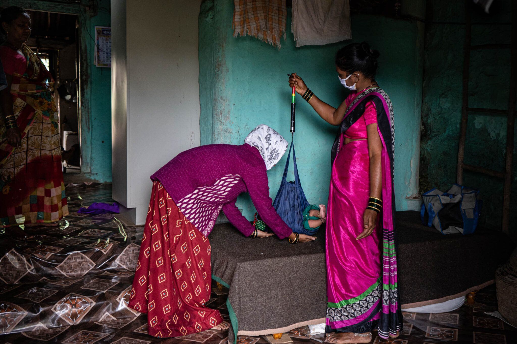 Neeta Kashid pesando a un bebé como parte de sus tareas rutinarias en el pueblo de Mhasave, perteneciente al distrito de Kolhapur, en Maharashtra, un Estado occidental de la India. El programa ASSA tiene sus raíces en un programa de 2002 que se inició en Chhattisgarh, uno de los Estados más pobres, y se adoptó en todo el país en 2005. El objetivo era atajar la mortalidad infantil. 