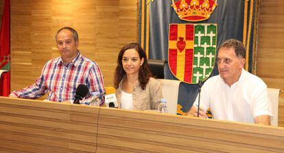 Javier Santos, concejal de deportes de Getafe, la alcaldesa de la localidad, Sara Hernández, y Herminio Vico, teniente alcalde.