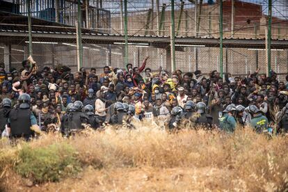 La Guardia Civil contiene a decenas de migrantes y refugiados que lograron entrar en Melilla el pasado 24 de junio.