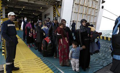 Refugiados y migrantes desembarcan del ferry Eleftherios Venizelos a su llegada al puerto de Elefsina, procedentes de la isla de Lesbos.