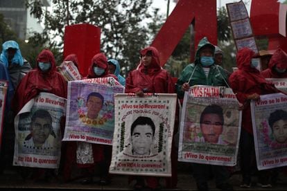 Familiares de los 43 estudiantes desaparecidos de Ayotzinapa