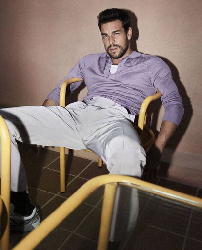 El actor gallego posa para Icon vestido de Boss. Las zapatillas son New Balance y los calcetines, Prada.