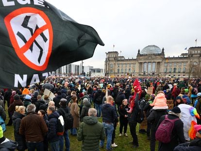 Manifestantes contra la ultraderecha, ante el Parlamento alemán, este sábado en Berlín.