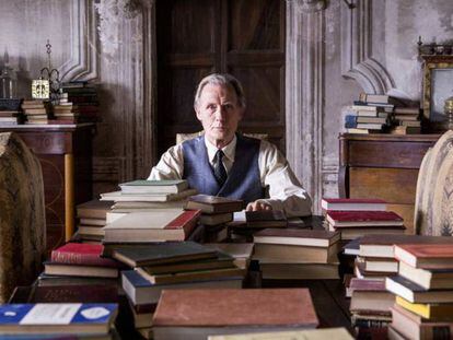 El actor Bill Nighy rodeado de libros en la película de Isabel Coixet 'La librería' (2017).