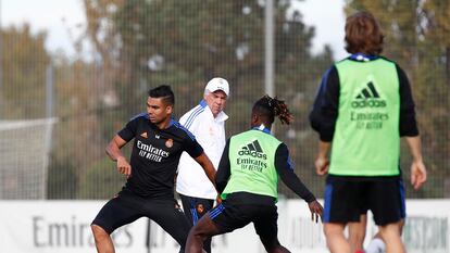 Casemiro y Camavinga, este jueves en el entrenamiento del Madrid ante las miradas de Ancelotti y Modric.