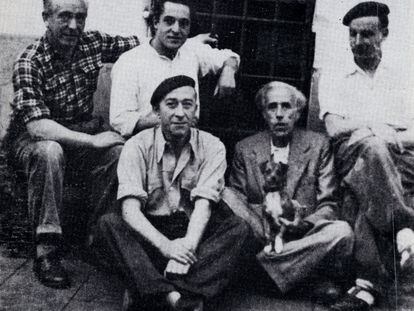 El socialista Julián Besteiro, en la cárcel de Carmona (Sevilla), sostiene un perro acompañado de cuatro curas vascos, en 1940.