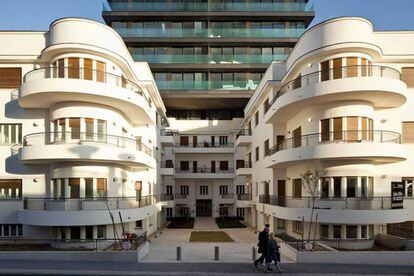 Los arquitectos judíos que huyeron de Alemania en la década de 1930 trajeron hasta Tel Aviv el nuevo y radical estilo de la Bauhaus (o Internacional). Su legado, unas 4.000 estructuras de líneas claras, con balcones curvados y ventanas termómetro que iluminan las escaleras, constituye el mayor conjunto de este estilo en el mundo, motivo por el cual la fue declarada patrimonio mundial en el 2003.