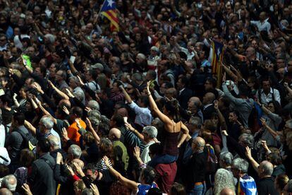 Concentración frente al Palau de la Generalitat en apoyo a los cargos políticos citados a declarar en Madrid. 