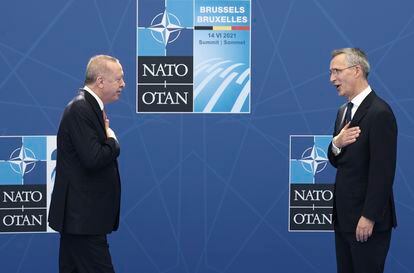 El secretario general de la OTAN, Jens Stolteberg (a la derecha), recibe al presidente turco, Recep Tayyip Erdogan, a su llegada a la cumbre de la Alianza Atlántica en junio de 2021 en Bruselas.