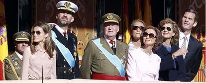 Los Reyes de España, acompañados del príncipe Felipe y su esposa, la princesa Letizia; las infantas Elena y Cristina e Iñaki Urdangarín, ayer, durante el desfile militar.