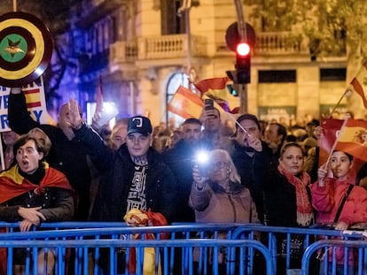 Decenas de personas durante una manifestación contra la amnistía frente a la sede del PSOE en Ferraz, a 17 de noviembre de 2023, en Madrid.