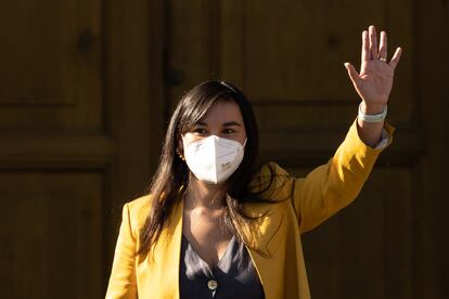 La futura ministra de Interior y Seguridad Pública, Izkia Siches, saluda durante la presentación oficial del nuevo gabinete de Gobierno este viernes en Santiago de Chile.