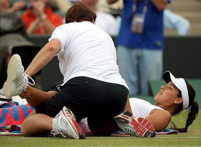 Ana Ivanovic recibe atención médica durante el partido ante Venus Williams.