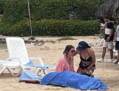 Claudia Aguilera next to the body of Marcelo Pecci, on the beach of Barú, Colombia.