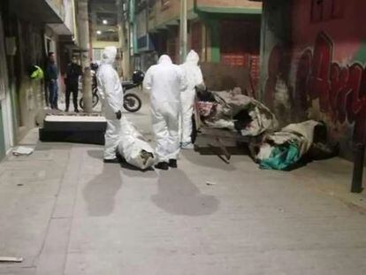 Peritos trabajan en el hallazgo de cuerpos en varias bolsas de basura en el barrio El Amparo, en la localidad de Kennedy (Bogotá), el 25 de agosto.