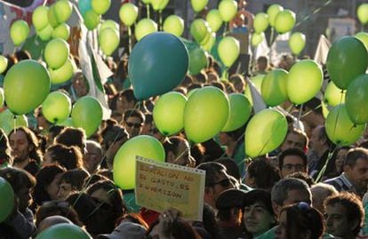 Los manifestantes han soltado globos verdes durante la concentración convocada por los sindicatos  frente a la Consejería de Educación en protesta por los recortes.
