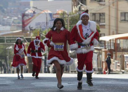 Más de 400 ciudadanos bolivianos, caracterizados de Papá Noel, renos, duendes, regalos, Muñecos de Nieve y Reyes Magos, participan en la cuarta carrera navideña para incentivar el deporte y el espíritu navideño en La Paz, Bolivia.