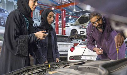 Saja Kamal con su amiga Elham AlDosimany (centro) y Yasin, el mecánico que revisa el coche que esta última ha comprado de segunda mano.