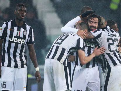 Els jugadors de la Juve feliciten a Pirlo.