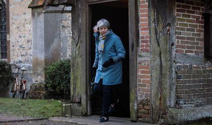 Theresa May, a la salida de misa en Aylesbury este domingo.
