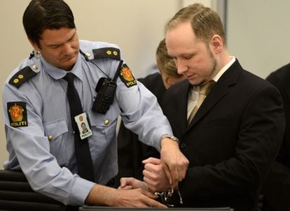Un agente libera de las esposas a Breivik para testificar ante un tribunal al ha dicho no reconocer su legitimidad.