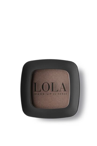 La firma de maquillaje profesional al alcance de todas, Lola Make Up, tiene dentro de su colección de invierno Darkly Romantic una sombra perfecta para esta inspiración chocolate. Es su sombra mono 038 en marrón burdeos irisado, un tono oscuro muy favorecedor de efecto ahumado ideal para la noche.