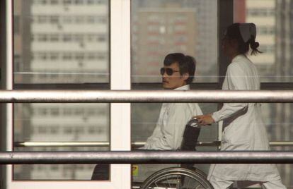 Chen Guangcheng, en el hospital Chaoyang de Pekín tras abandonar la Embajada de EE UU.