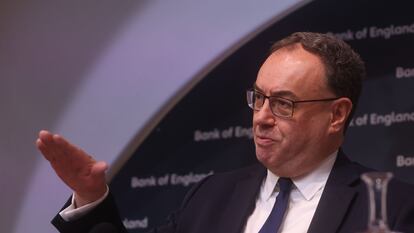 El gobernador del Banco de Inglaterra, Andrew Bailey, comparece este jueves en Londres ante los medios